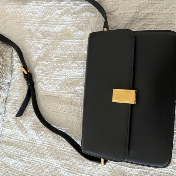 Elegant Black Leather Shoulder Bag - Picture 4 of 14